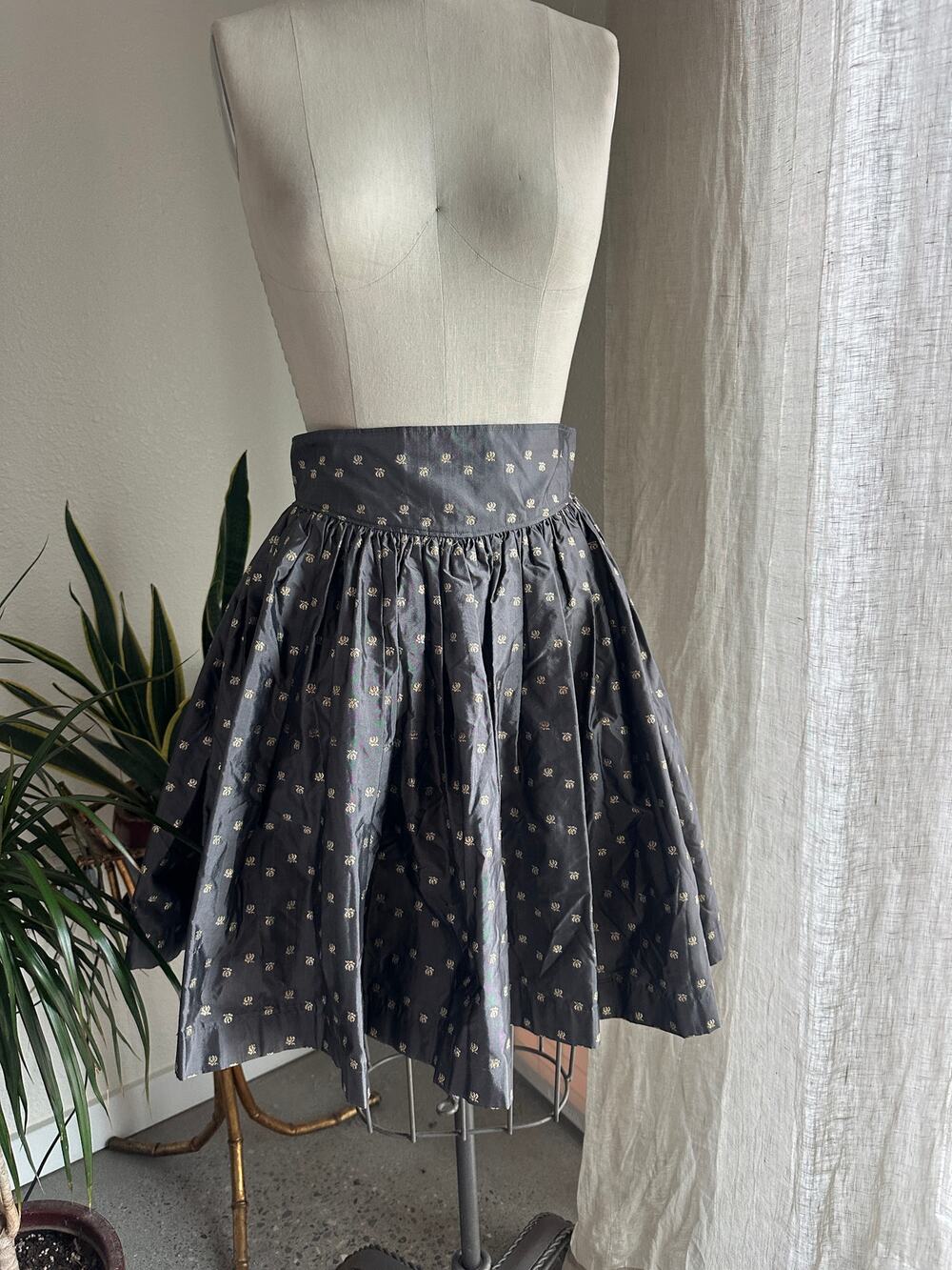 Women's Sm Skirt Gray Metallic Floral High Waist Full Skirt 1980s Cottagecore